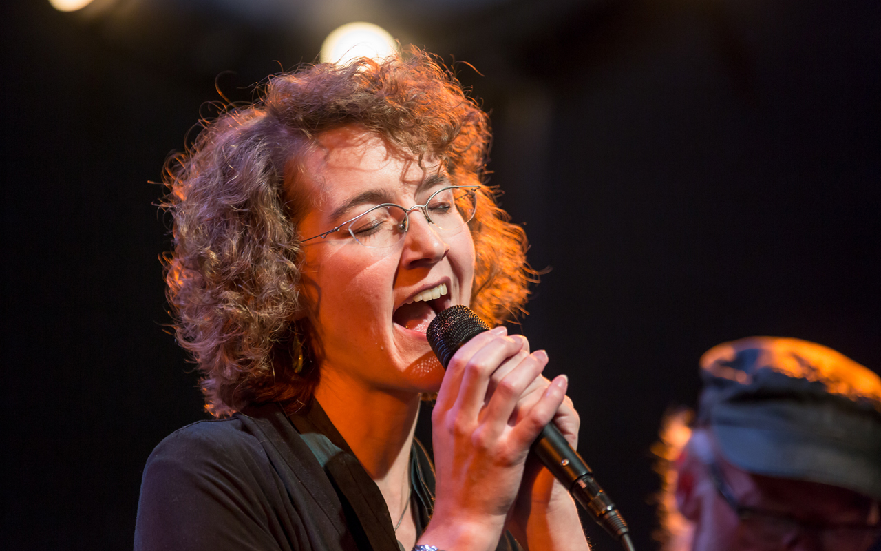 Edda Glass singing, photo by Daniel Sheehan.