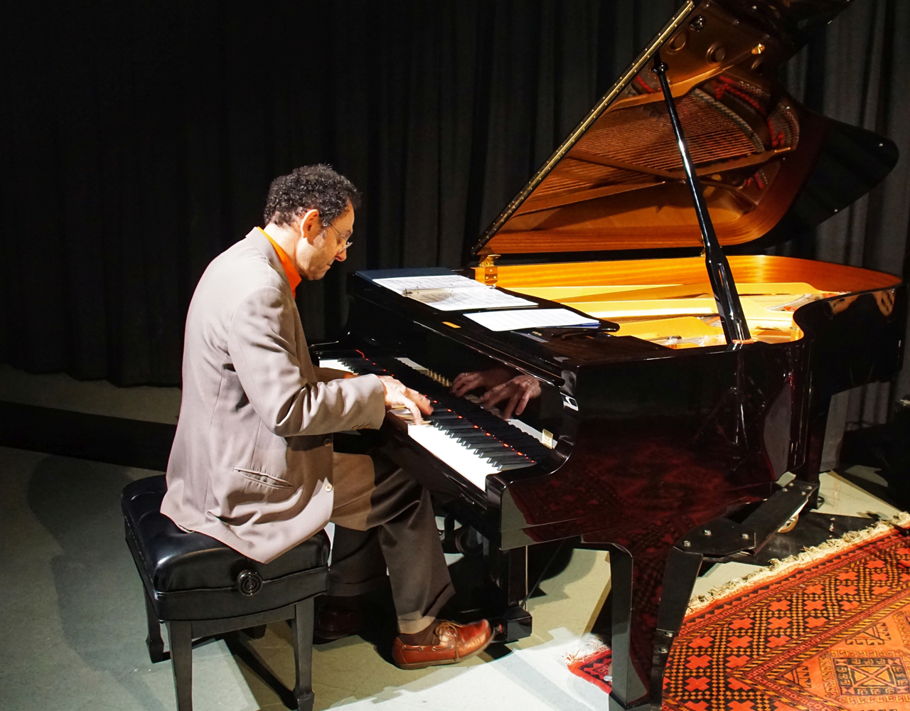 Francesco Crosara plays the piano.