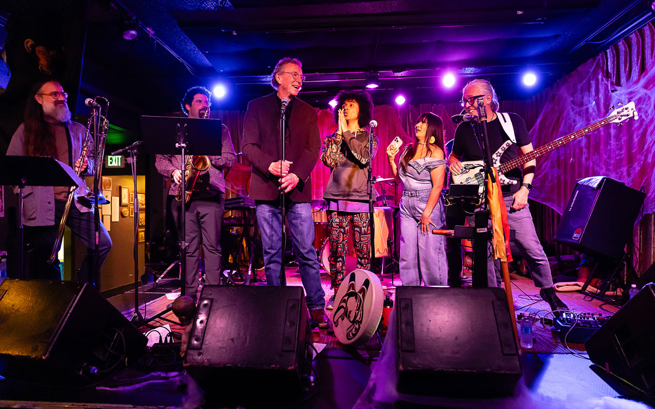 X_-John-Gilbreath-on-stage-with-Khueex_1101-HR1A3348_LisaHagenGlynn